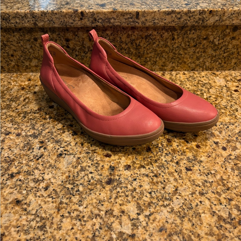 Vionic Women's Jacey Wedge Slip On shoe size 6.5 pink  leather slip ons